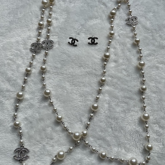 The Unbranded Brand Jewelry - Chic Pearl Long Necklace with Silver-Tone and Silver Stud Earring Set